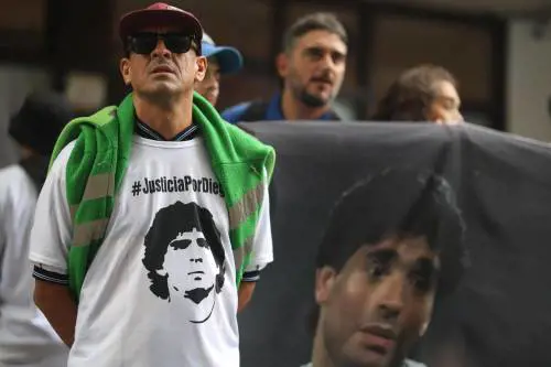 Perché Maradona fu lasciato morire in una stamberga?