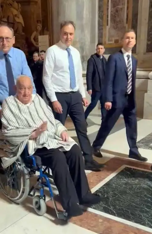 Il Papa mette in mostra tutta la sua sofferenza