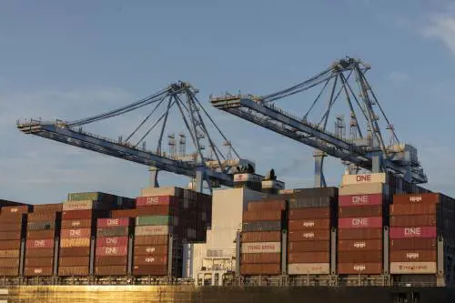 Dazi, Fitch taglia le stime di crescita globale. Listini in rosso a Wall Street | La diretta