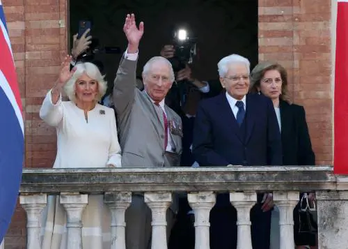 Dante e cappelletti, Carlo saluta l'Italia