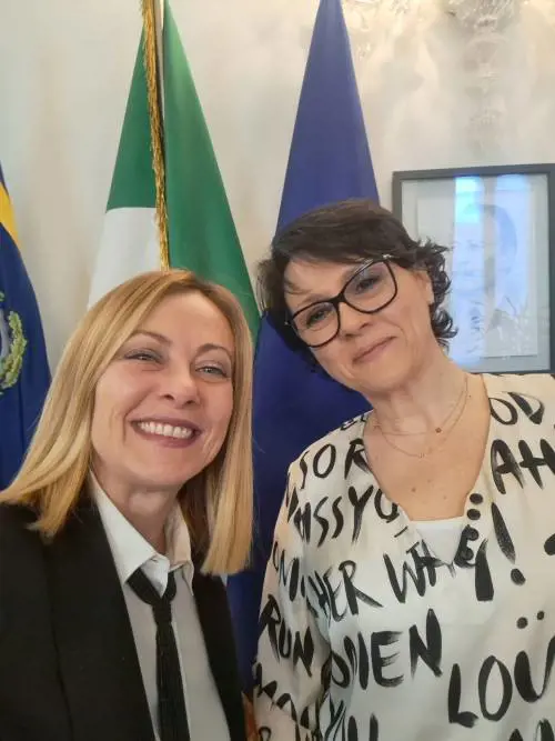 "Grazie per l'umanità". L'abbraccio di Meloni alla mamma della giovane morta suicida