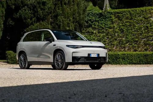 Leapmotor C10 REEV: il SUV elettrico che incontra l'eccellenza tecnologica