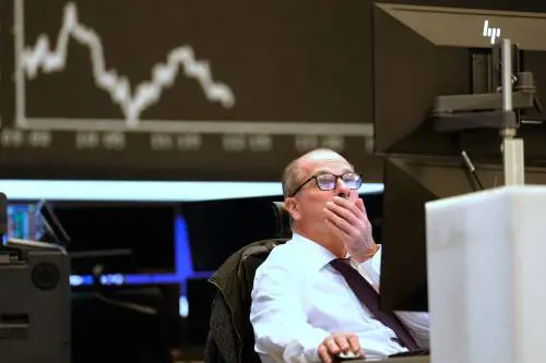 "Siamo già in recessione". Adesso scatta l'allarme negli Usa | La diretta