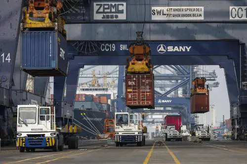 Dazi e incertezza zavorrano la crescita: Pil a rischio dimezzamento nel 2025