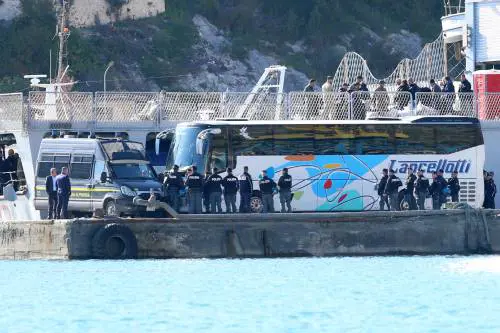 Migranti ammanettati in Albania? Piantedosi smonta la sinistra: cosa è successo davvero