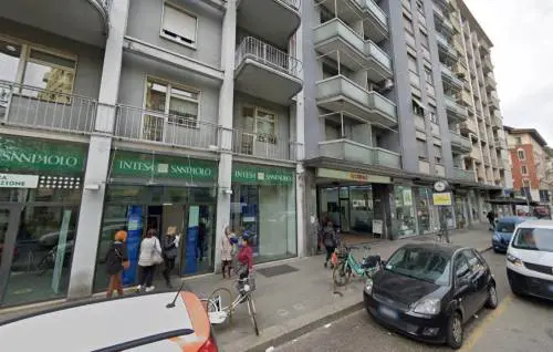 Milano, aggressione choc davanti al supermercato: tunisino ferisce al volto l'ex convivente con un cacciavite