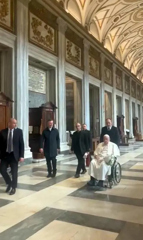 Papa Francesco nella Basilica di Santa Maria Maggiore: la preghiera e le rose. Le immagini
