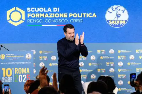 Salvini: "Ue costruita sull'arroganza. Macron? Ormai si sente Napoleone"