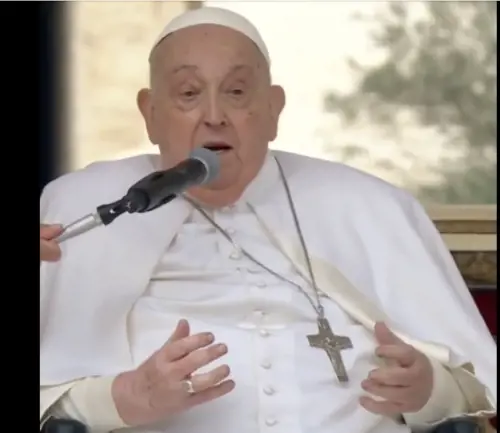 Papa Francesco senza i naselli per l'ossigeno augura buona Domenica delle Palme ai fedeli radunati a piazza San Pietro