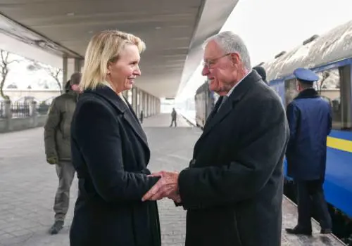 L'ambasciatrice Usa a Kiev Bridget Brink e l'inviato speciale Usa per l'Ucraina Keith Kellogg (Fonte: Bridget Brink/X)