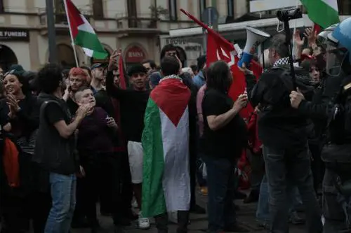 Le scritte, gli scontri, il coltello: chi sono i 6 antagonisti denunciati al corteo pro Pal