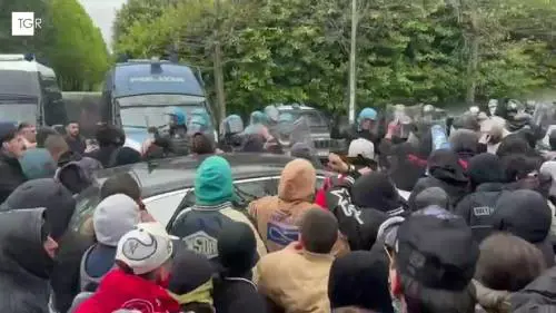 Rave party in un capannone nel Torinese: scontri con le forze dell'ordine
