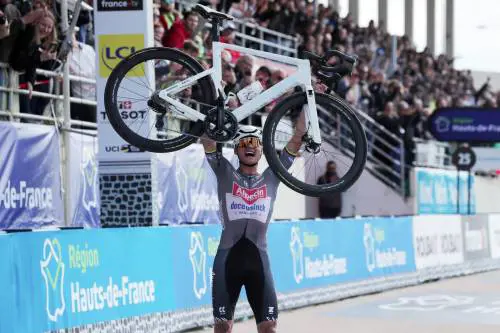 Parigi-Roubaix, è il trionfo di Van der Poel. Pogacar secondo