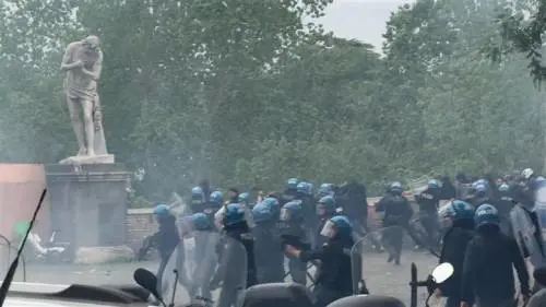 Derby di Roma, scontri tra tifosi: la polizia aziona idranti e fumogeni