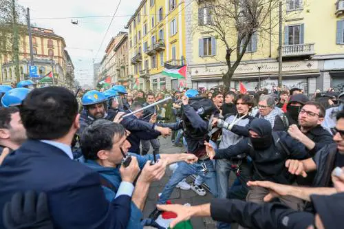 “Decisi a ulteriori misure per l’incolumità degli agenti”. Piantedosi pronto a un giro di vite dopo gli scontri
