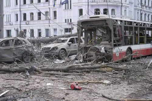 Sangue sui negoziati. Il pressing europeo e la rabbia degli Usa. "Superati i limiti"