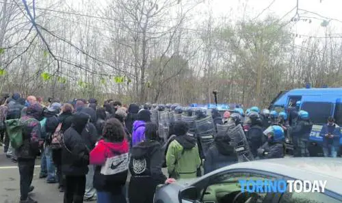 Stop al rave abusivo. Alta tensione e feriti