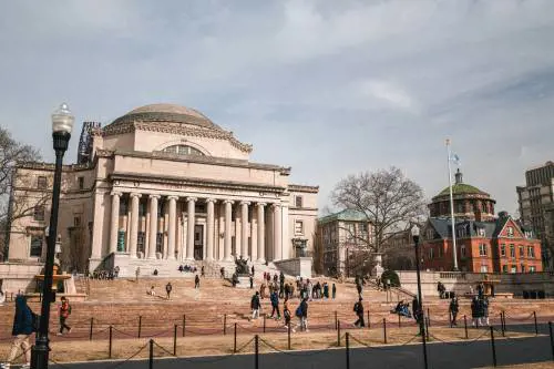 La Columbia cede e paga. Colpo alla cultura woke