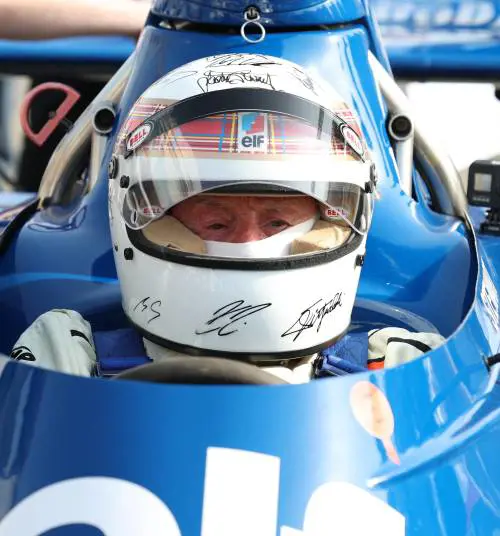 Primo segnale di vita vera: la firma di Schumi sul casco di Sir Jackie