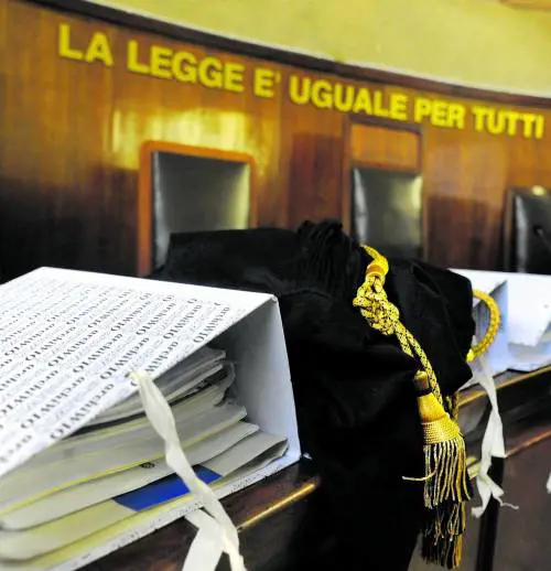 Invita a casa una 18enne, la picchia e la stupra: condannato a 6 anni