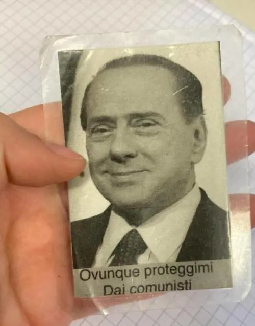 "Ovunque proteggimi dai comunisti". Il santino di Berlusconi spopola sul web