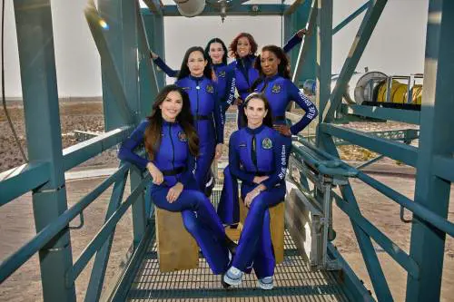 Successo per il volo spaziale di Blue Origin, il primo tutto al femminile: a bordo la futura moglie di Bezos e Katy Perry