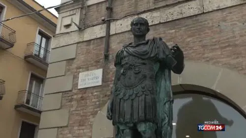 A Rimini l'ossessione antifascista travolge anche la statua di Giulio Cesare