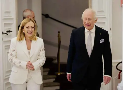 Re Carlo e le istruzioni per mangiare la Nutella. Il "regalo perfetto" fatto da Giorgia Meloni