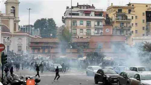 Scontri al derby, stangata per i tifosi di Roma e Lazio