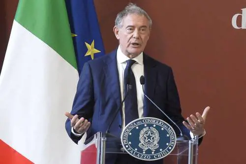 "Hanno dimezzato l'Ilva, il governo non la mollerà"