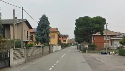 Donna di 55 anni uccisa a coltellate davanti casa: ex marito fermato col taser