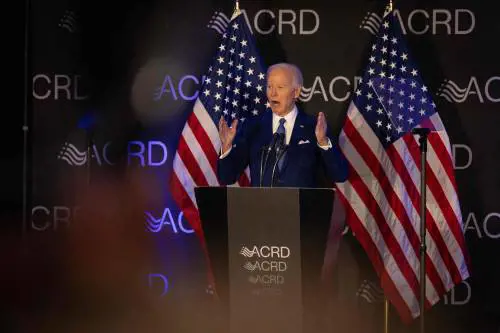 Biden riappare per accusarlo, la California gli fa causa