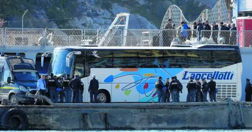 Migranti, i giudici danno l'asilo ai bengalesi trasferiti in Albania