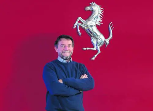 Ferrari a vela come Prada. Ma Stellantis è alla deriva