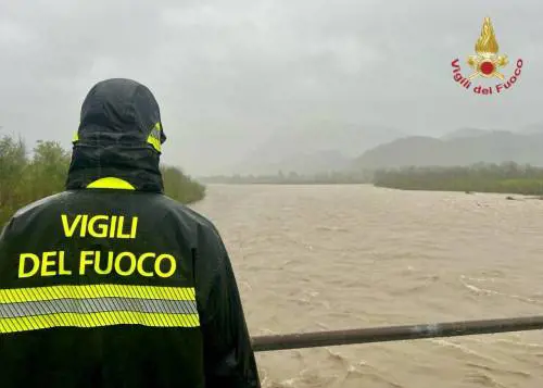 Maltempo, anziano muore intrappolato dall'acqua. Allerta rossa in Piemonte: fiumi in piena