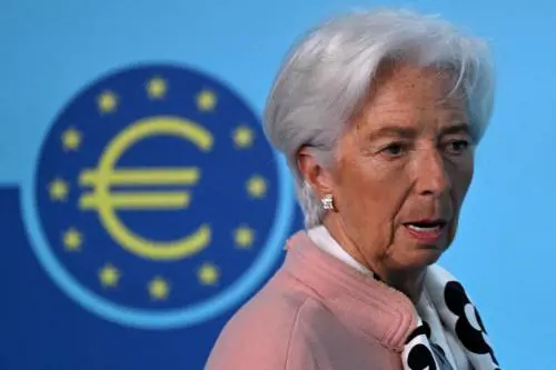 Lagarde: "Incertezza eccezionale". La Bce taglia i tassi. Borse europee chiudono in rosso