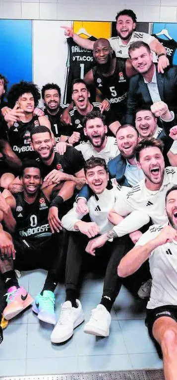 È una Parigi di ricchi e poveri. E il basket vince senza soldi