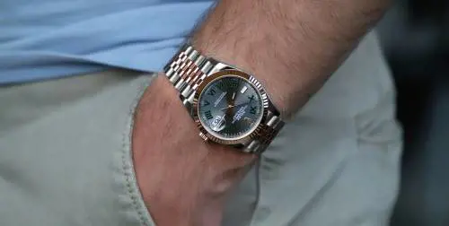 Va a fare visita alla moglie in fin di vita. Sconosciuta lo abbraccia e gli sfila il Rolex