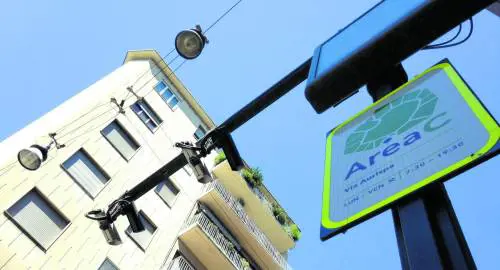 Stop sms per pagare Area C. E con le multe "a strascico" cortocircuito sui pass disabili