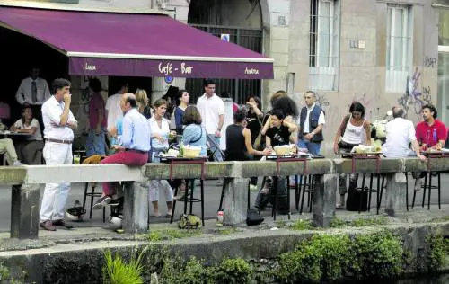 Divieti movida, Sala fa il bis (e li allarga). Anche il Pd protesta: "Allungare l'asporto"