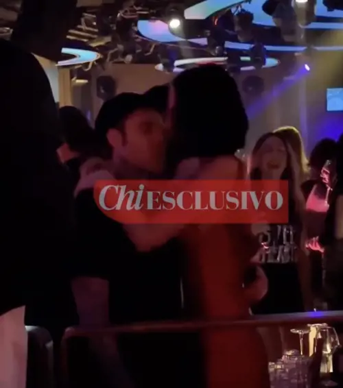"Baci interminabili e caschetto nero". Fedez ripreso con una nuova ragazza