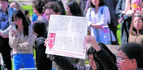 Mezza retromarcia dell'amministrazione Usa. "La mail contro Harvard partita per errore"