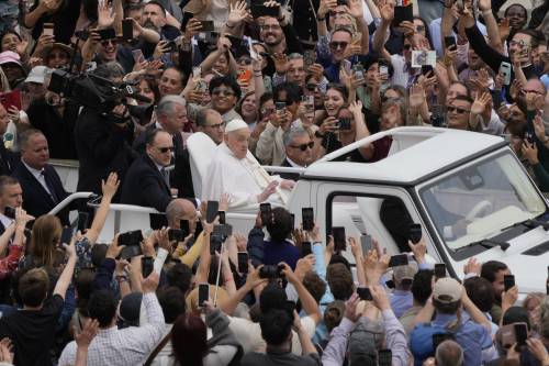 "Nessuna pace senza disarmo". La benedizione Urbi et Orbi del Papa. Poi il passaggio tra i fedeli