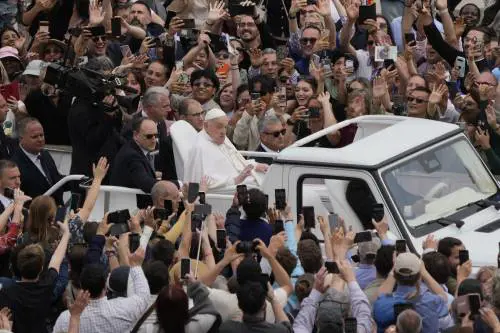 "Nessuna pace senza disarmo". La benedizione Urbi et Orbi del Papa. Poi il passaggio tra i fedeli