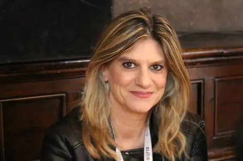 La fila, poi il caos: la giornalista Federica Angeli presa a pugni da una commessa al supermercato