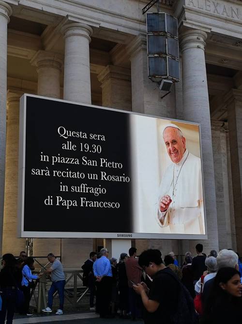 Piazza San Pietro sotto choc, "Morto il papà dei cristiani del mondo"