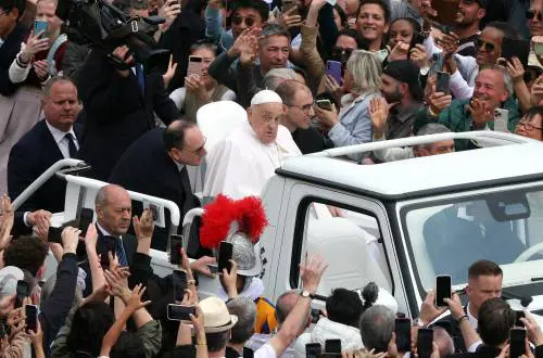 Il suo calvario di Pasqua. Ha disobbedito ai medici per abbracciare i fedeli