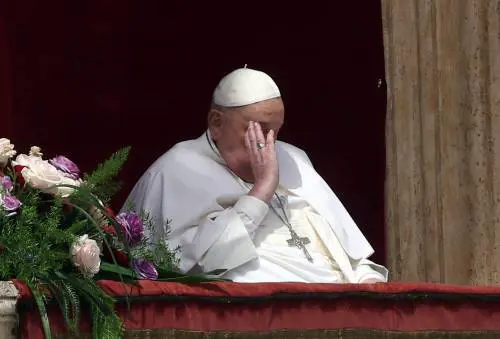 I funerali più sobri. La salma esposta in una bara di legno