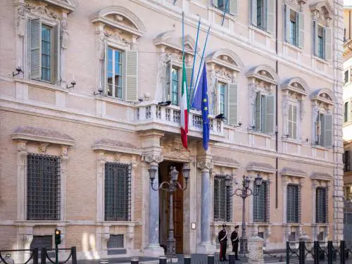 Bandiere a mezz'asta. E il governo evoca la "casa del Padre"