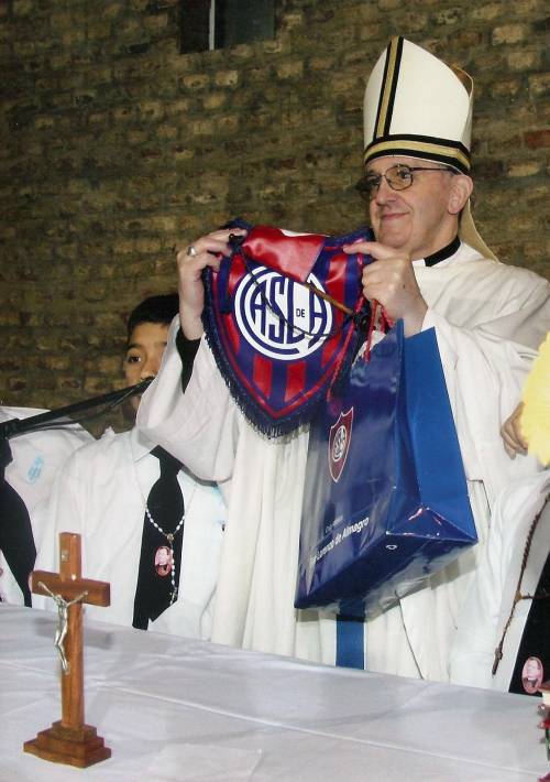 E lo sport si ferma per il tifoso Bergoglio, innamorato di Maradona e del San Lorenzo 